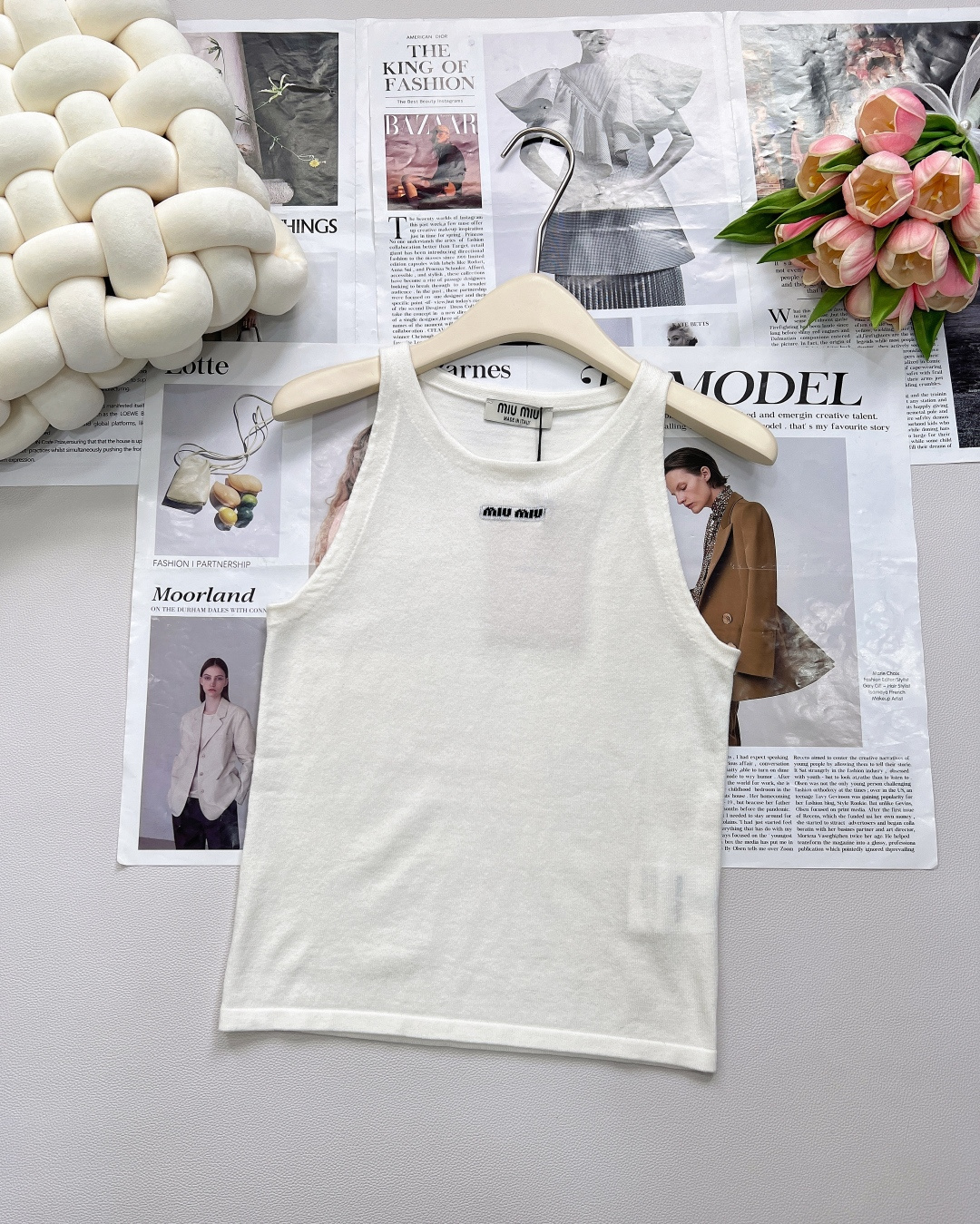 NO:432247,MIU MIU25SS new letter jacquard knitted wool vest, customized white wool fabric, delicate texture and skin-friendly, with a sense of high-end. There is brand logo embroidery on the chest, exquisite small details are full, low-key to show your identity~ The elastic style is super friendly, the round neck design is simple and versatile, and it is refreshing and layered to finish the touch. You can handle all seasons of outfits. You will never make any mistakes in the classics. You will definitely not lose money when buying them, and you will get it quickly!  Complete three standards, large-scale products, size aml code, miumiu, alexander wang19860909MIU MIU25SS新款字母提花针织羊毛背心, 定制白色羊毛面料,质感细腻又亲肤,自带高级感 胸前有品牌标识刺绣,精致小细节拉满,低调彰显身份~ 弹力版型超友好,圆领设计简约百搭,单穿清爽、叠穿点睛,四季穿搭都能拿捏,经典永不出错,妥妥入手不亏款,快冲！三标齐全,大货出 尺码aml 编码,,miumiu,alexander wang,Women's clothing