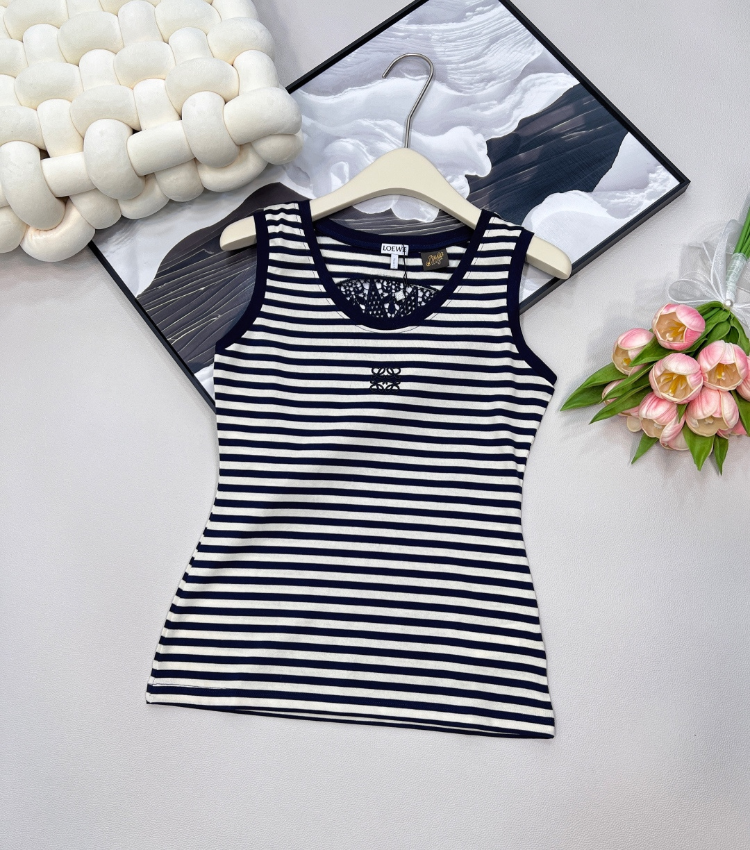 NO:433109,Loewe25Ss spring and summer new heavy industry round-neck water-soluble spliced ​​embroidered vest丨Exclusive high-end production!  Exquisite visual effect, huge and beautiful upper body, custom-made latest hollow embroidery, low-key and luxurious!  A must-have item for fashionable things unlocks all outfits!  Determine the quality of my home!  Classic items are fashionable and high-end classic styles that are versatile and not picky!  Complete three standards, large-scale products, size sml code, loewe, alexander wang19860909Loewe25Ss春夏新款重工圆领水溶拼接绣花背心丨独家高版出品！精致视觉效果 上身巨好看 定制最新镂空刺绣 低调奢华！时髦精必备单品解锁所有穿搭！认准我家品质！经典单品时髦又高级经典版型百搭不挑人！三标齐全,大货出 尺码sml 编码,,loewe,alexander wang,Women's clothing