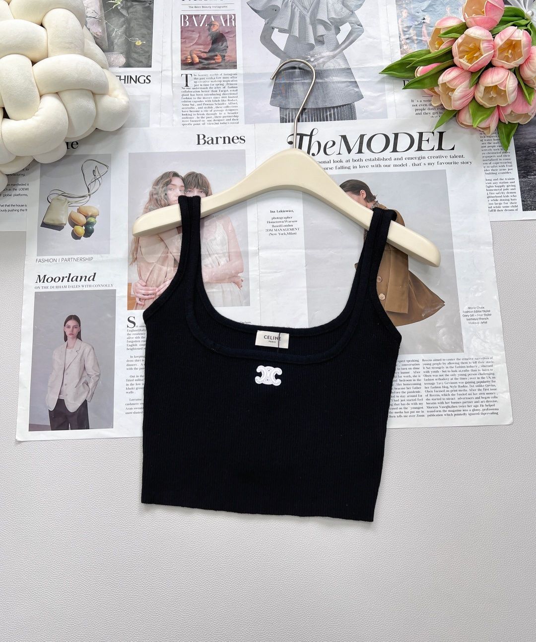 NO:433121,CELINE 25SS new logo logo suspender vest with a high-end feel!  Customized wool yarn is soft and skin-friendly, like being gently wrapped in clouds. Classic U-neck + exquisite logo, simple and self-designed, easily modifying the shoulder and neck lines, hiding the little meat~ Wearing alone is a street hot girl, and she becomes fashionable instantly wearing it. She wears jeans, long skirts, suits... No matter how you match it, you don’t pick on your figure or style, you can’t choose the universal item that looks good, and you must have a wardrobe. Weld your sense of high-end and practicality on your body, and you won’t lose money when you buy it!  Three standards are complete, two colors are out of size sml code, celine, skirts, jeans, business suit, alexander wang19860909CELINE 25SS新款logo徽标吊带背心 高级感拿捏！ 定制的羊毛纱线,柔软亲肤,像被云朵轻轻包裹 经典 U 领+精致标识,简约又自带腔调,轻松修饰肩颈线条,藏起小肉肉~ 单穿是街头辣妹,内搭叠穿秒变时髦精,搭牛仔裤、长裙、西装……怎么搭都不出错,不挑身材不挑风格,谁穿谁好看的万能单品,衣柜必备没商量 把高级感和实用性狠狠焊在身上,这波入手不亏！三标齐全,两色出 尺码sml 编码,,celine,skirts,jeans,business suit,alexander wang,Women's clothing