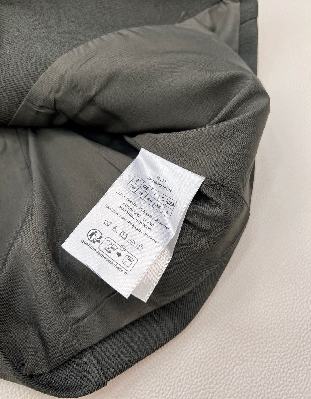 🆕DIOR小蜜蜂刺绣马甲与百褶裙两件套装！小蜜蜂刺绣马甲与百褶裙两件套装，一套出～这款马甲选用优质面料，