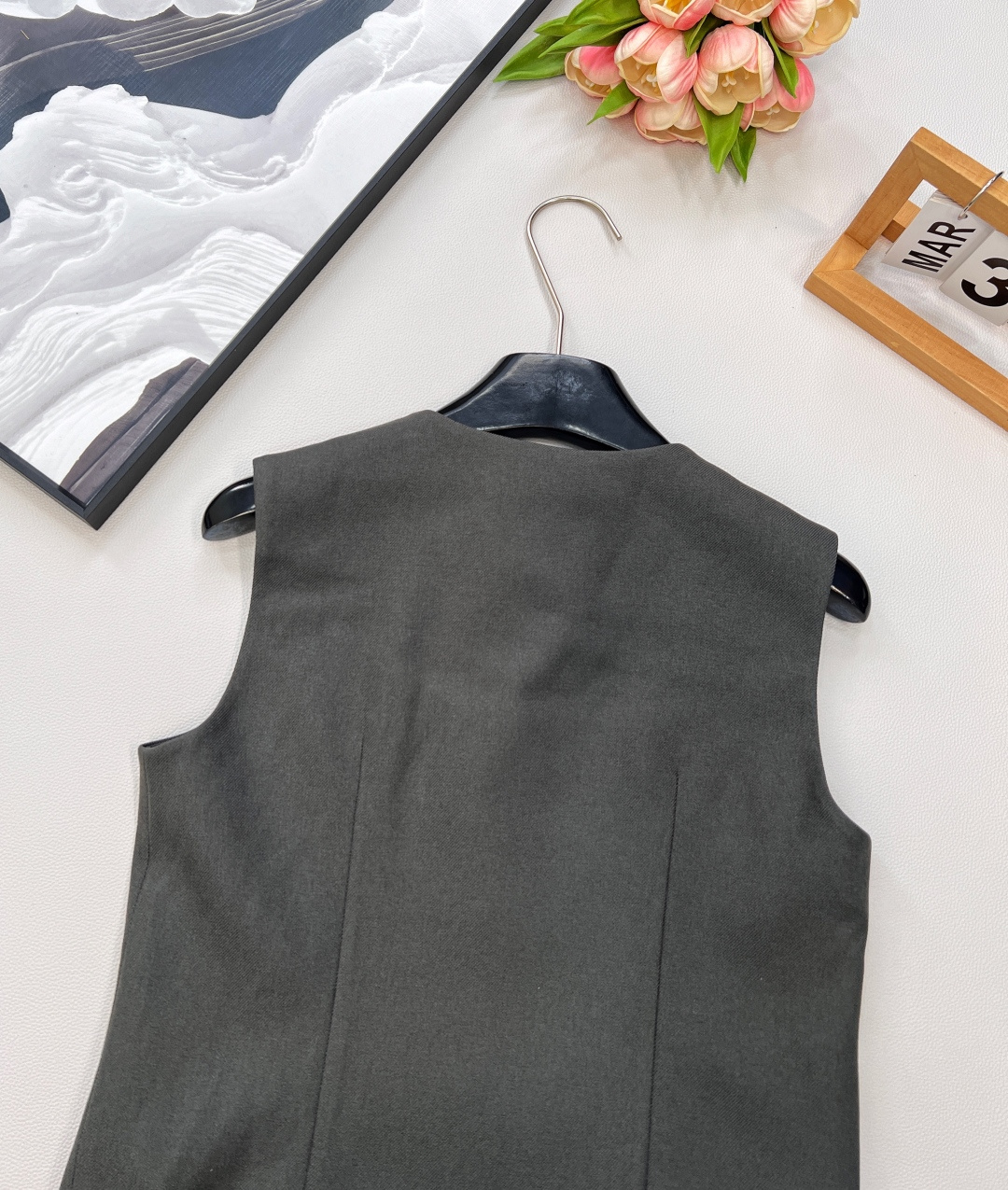 🆕DIOR小蜜蜂刺绣马甲与百褶裙两件套装！小蜜蜂刺绣马甲与百褶裙两件套装，一套出～这款马甲选用优质面料，