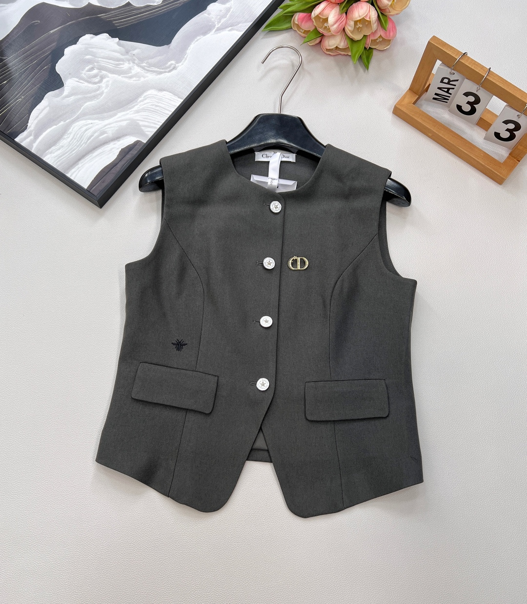 🆕DIOR小蜜蜂刺绣马甲与百褶裙两件套装！小蜜蜂刺绣马甲与百褶裙两件套装，一套出～这款马甲选用优质面料，