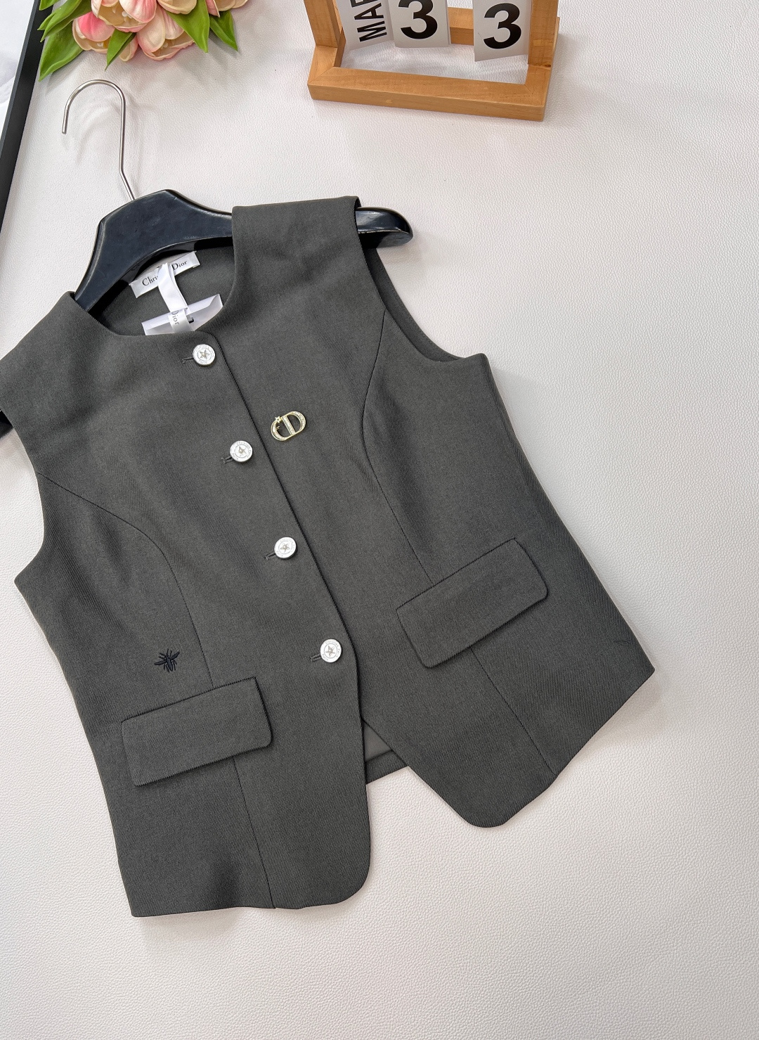 🆕DIOR小蜜蜂刺绣马甲与百褶裙两件套装！小蜜蜂刺绣马甲与百褶裙两件套装，一套出～这款马甲选用优质面料，