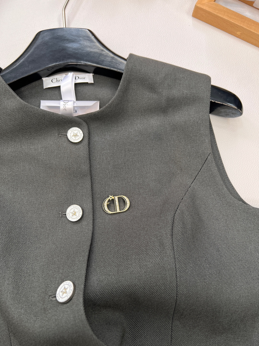 🆕DIOR小蜜蜂刺绣马甲与百褶裙两件套装！小蜜蜂刺绣马甲与百褶裙两件套装，一套出～这款马甲选用优质面料，