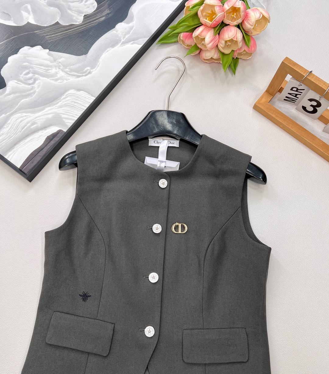 🆕DIOR小蜜蜂刺绣马甲与百褶裙两件套装！小蜜蜂刺绣马甲与百褶裙两件套装，一套出～这款马甲选用优质面料，