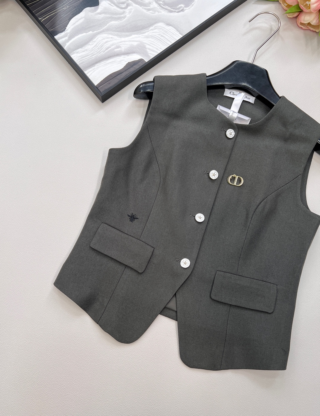 🆕DIOR小蜜蜂刺绣马甲与百褶裙两件套装！小蜜蜂刺绣马甲与百褶裙两件套装，一套出～这款马甲选用优质面料，