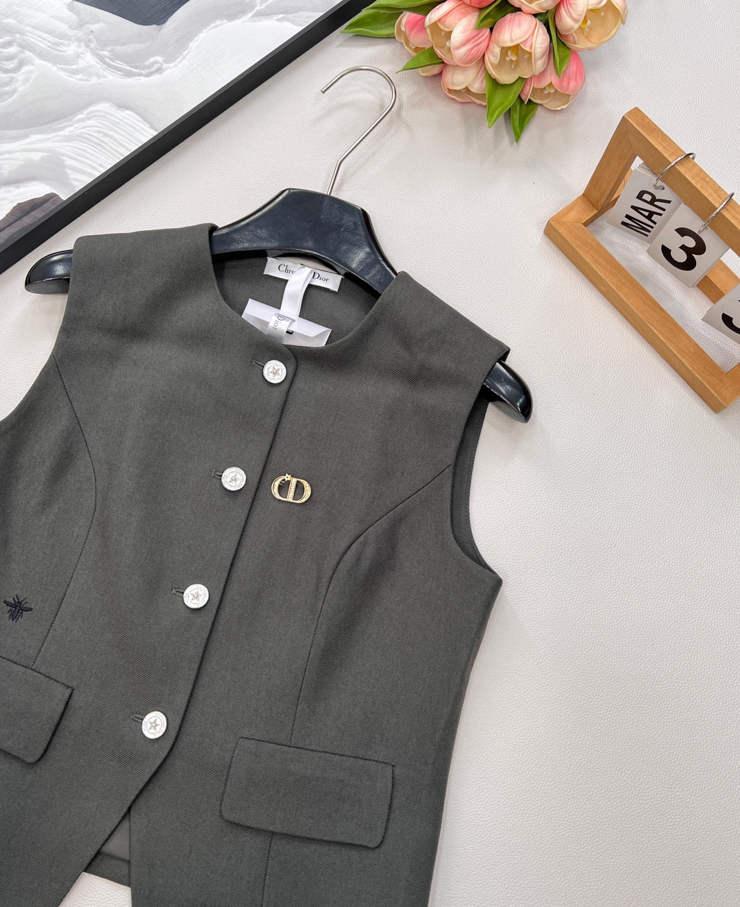 🆕DIOR小蜜蜂刺绣马甲与百褶裙两件套装！小蜜蜂刺绣马甲与百褶裙两件套装，一套出～这款马甲选用优质面料，