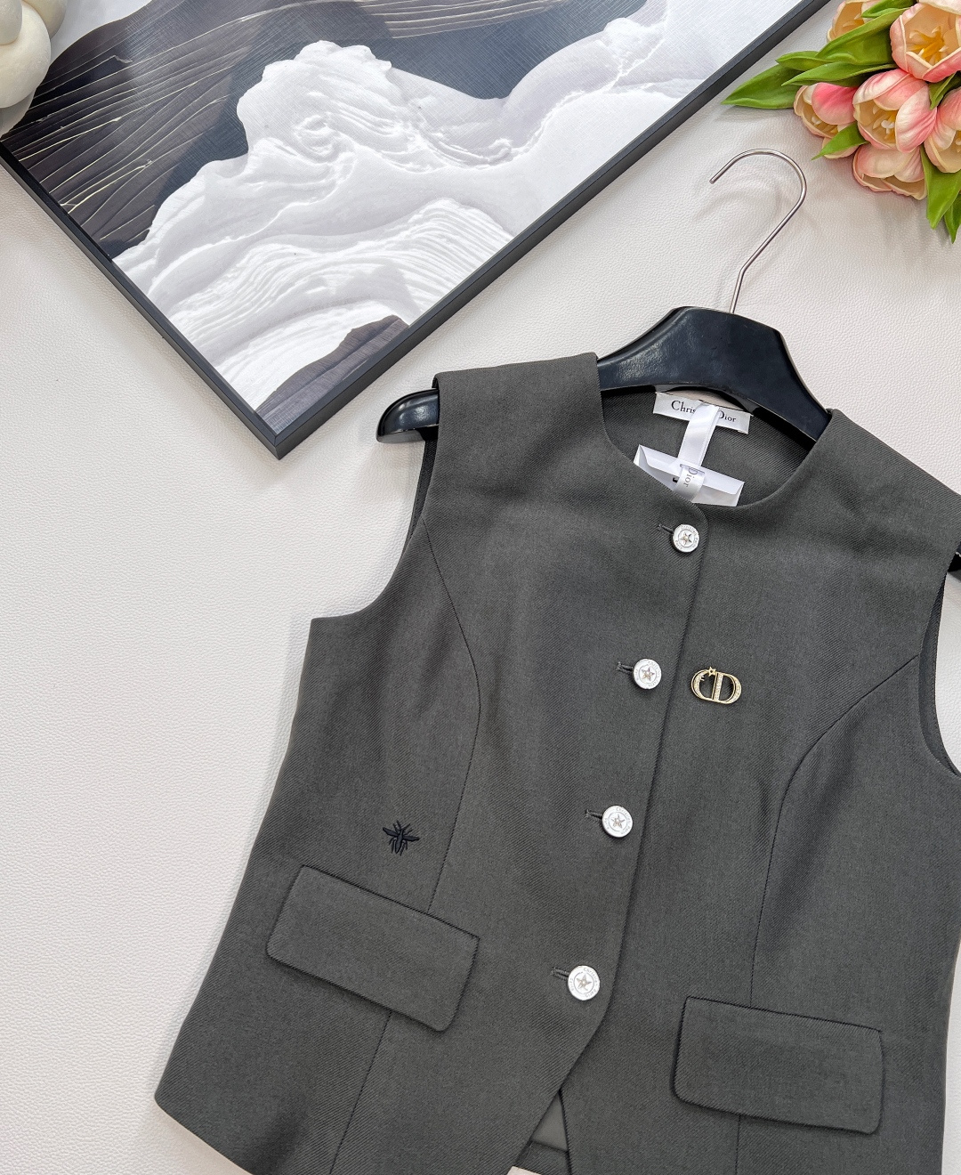 🆕DIOR小蜜蜂刺绣马甲与百褶裙两件套装！小蜜蜂刺绣马甲与百褶裙两件套装，一套出～这款马甲选用优质面料，