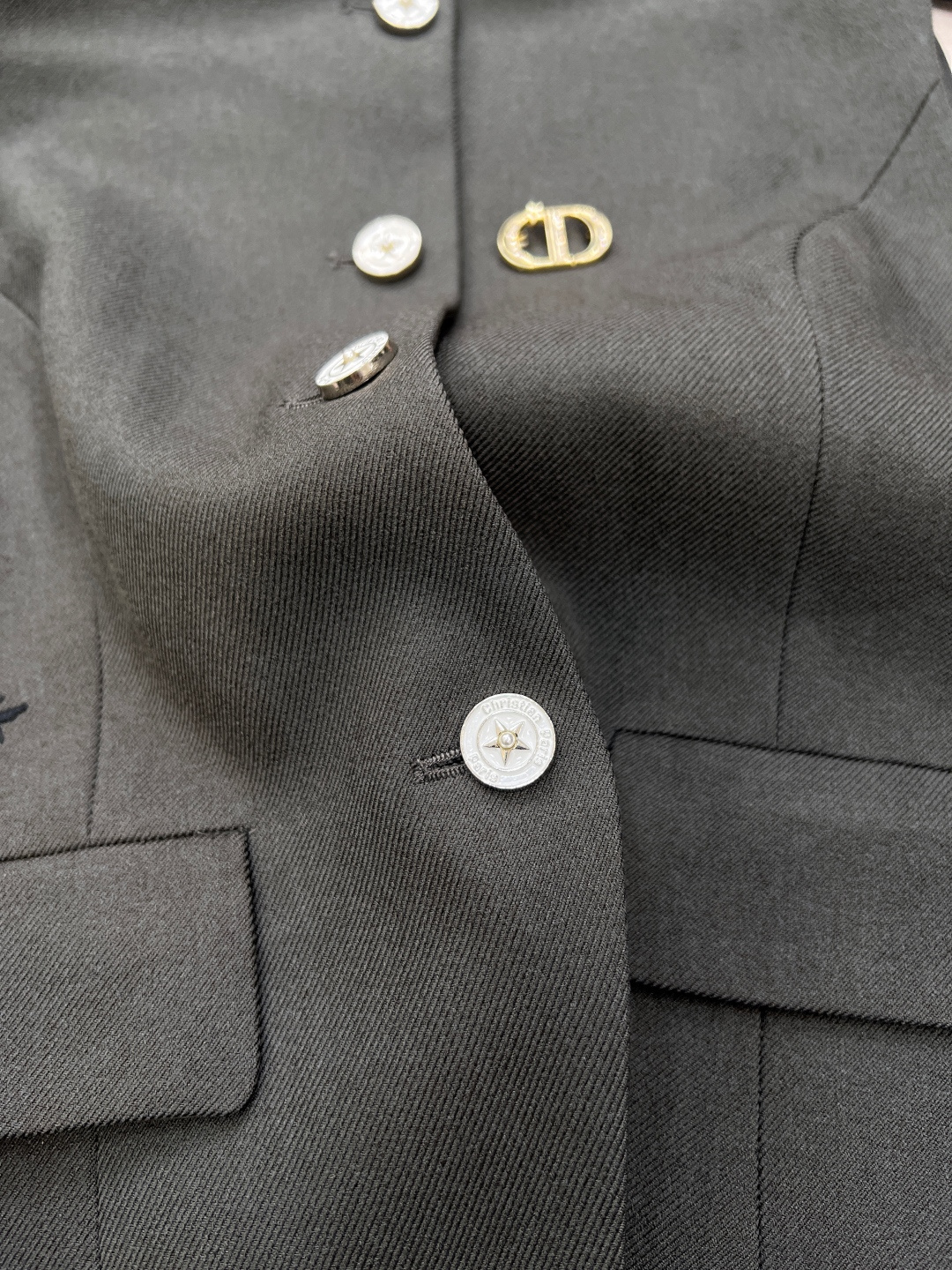 🆕DIOR小蜜蜂刺绣马甲与百褶裙两件套装！小蜜蜂刺绣马甲与百褶裙两件套装，一套出～这款马甲选用优质面料，