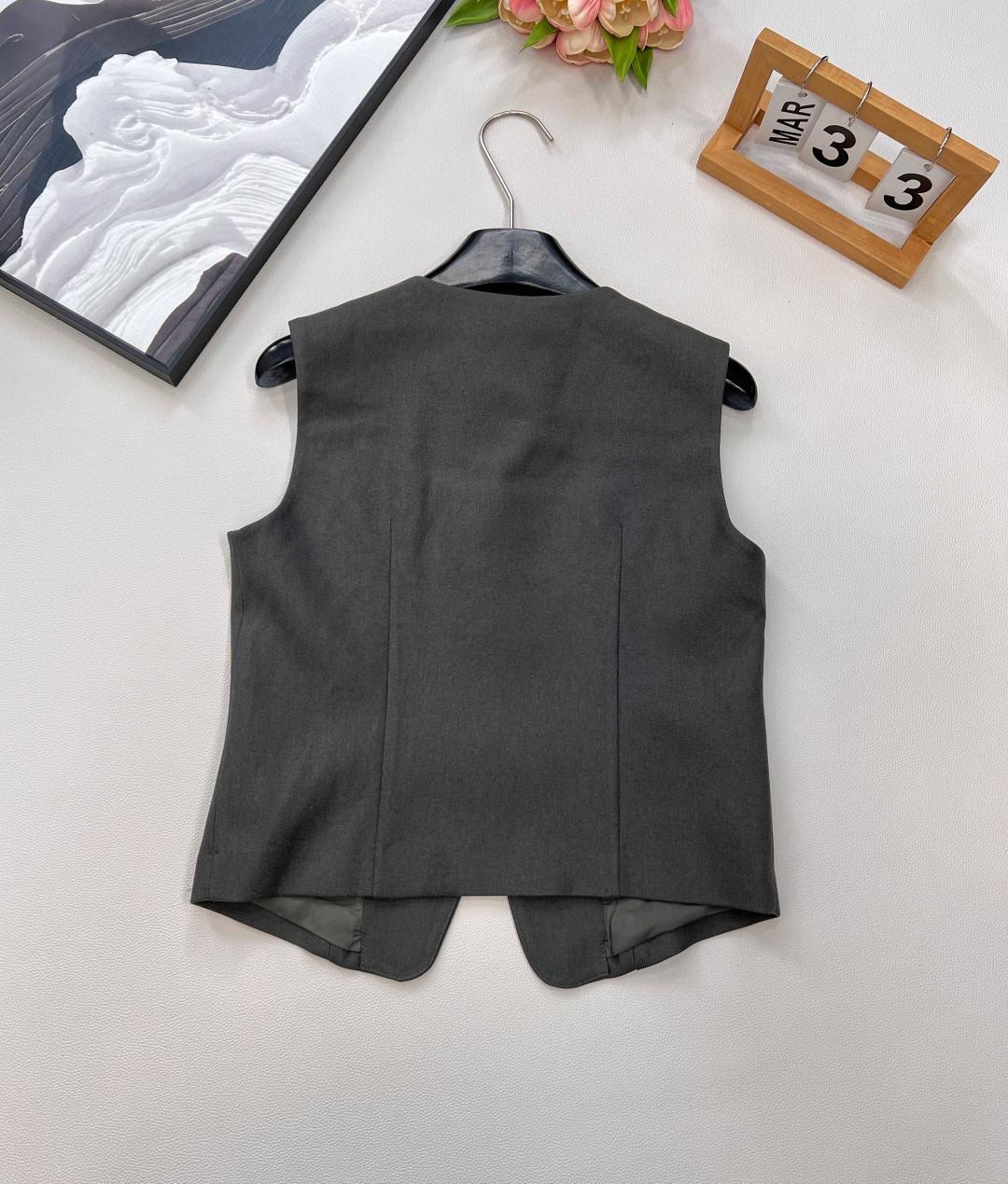 🆕DIOR小蜜蜂刺绣马甲与百褶裙两件套装！小蜜蜂刺绣马甲与百褶裙两件套装，一套出～这款马甲选用优质面料，