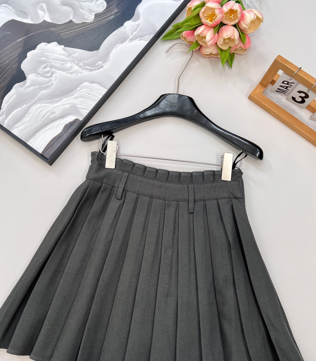 🆕DIOR小蜜蜂刺绣马甲与百褶裙两件套装！小蜜蜂刺绣马甲与百褶裙两件套装，一套出～这款马甲选用优质面料，