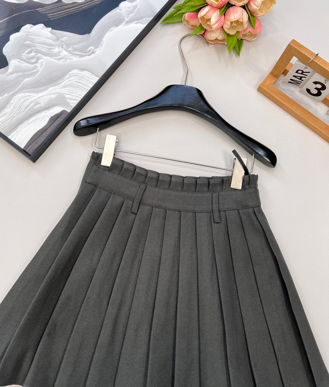 🆕DIOR小蜜蜂刺绣马甲与百褶裙两件套装！小蜜蜂刺绣马甲与百褶裙两件套装，一套出～这款马甲选用优质面料，