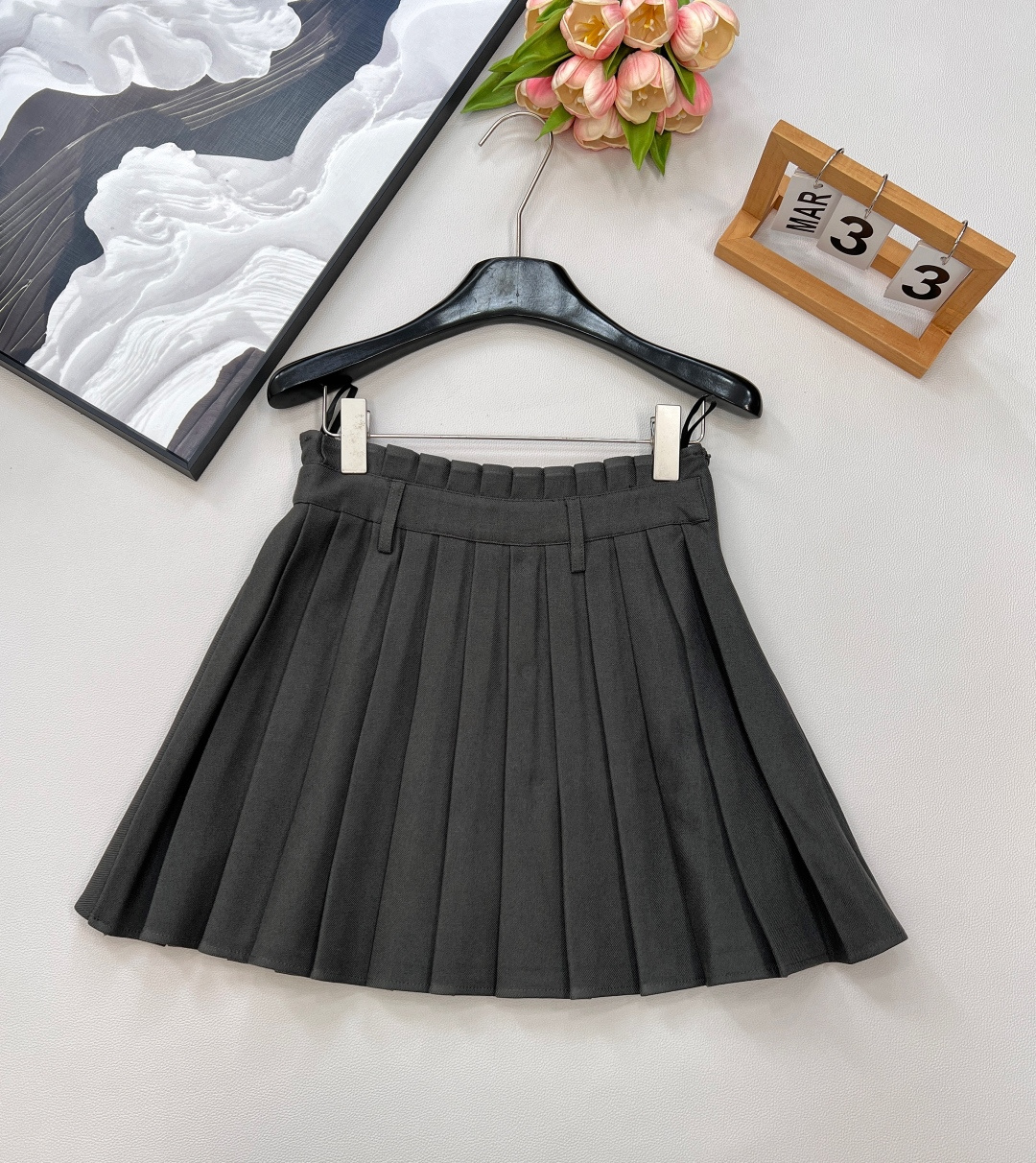 NO:434122,DIOR Bee Embroidered Vest and Pleated Skirt Set!  The two-piece set of bee embroidered vest and pleated skirt, one set~ This vest is made of high-quality fabrics, and the light luxury and high-end feel is naturally produced. The exquisite craftsmanship and unique tailoring make it stand out among many styles. Paired with pleated skirts, elegance and fashion coexist, allowing you to exude charming charm in any occasion. The unique brand logo and design are also very distinctive, adding more choices to your wardrobe~ Size sml code, dior, skirts, alexander wang19860909DIOR小蜜蜂刺绣马甲与百褶裙两件套装！小蜜蜂刺绣马甲与百褶裙两件套装,一套出～这款马甲选用优质面料,轻奢高级感油然而生.精致的工艺和独特的剪裁,使其在众多款式中脱颖而出.搭配 百褶裙,优雅与时尚并存,让你在任何场合都能散发出迷人的魅力. 独特的品牌标识, 设计也极具特色, 为你的衣橱增添更多选择大货出～ 尺码sml 编码,,dior,skirts,alexander wang,Women's clothing