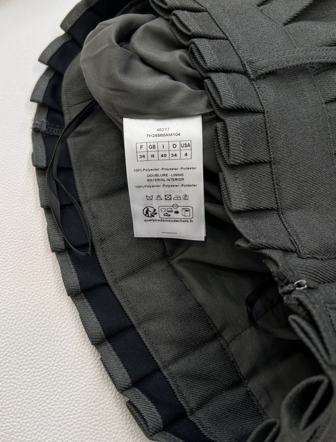 🆕DIOR小蜜蜂刺绣马甲与百褶裙两件套装！小蜜蜂刺绣马甲与百褶裙两件套装，一套出～这款马甲选用优质面料，