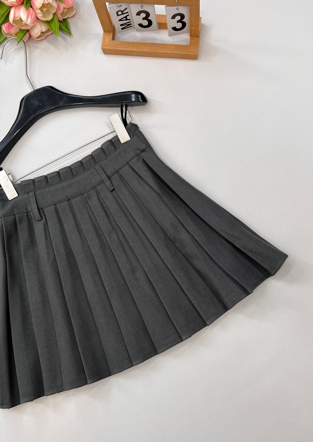 🆕DIOR小蜜蜂刺绣马甲与百褶裙两件套装！小蜜蜂刺绣马甲与百褶裙两件套装，一套出～这款马甲选用优质面料，