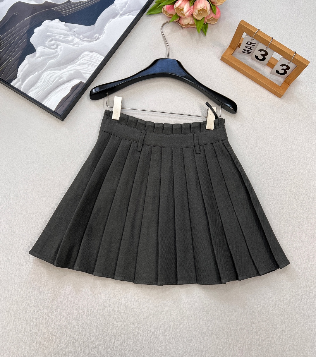 🆕DIOR小蜜蜂刺绣马甲与百褶裙两件套装！小蜜蜂刺绣马甲与百褶裙两件套装，一套出～这款马甲选用优质面料，