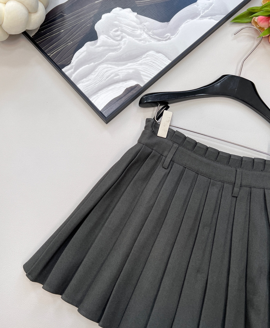 🆕DIOR小蜜蜂刺绣马甲与百褶裙两件套装！小蜜蜂刺绣马甲与百褶裙两件套装，一套出～这款马甲选用优质面料，