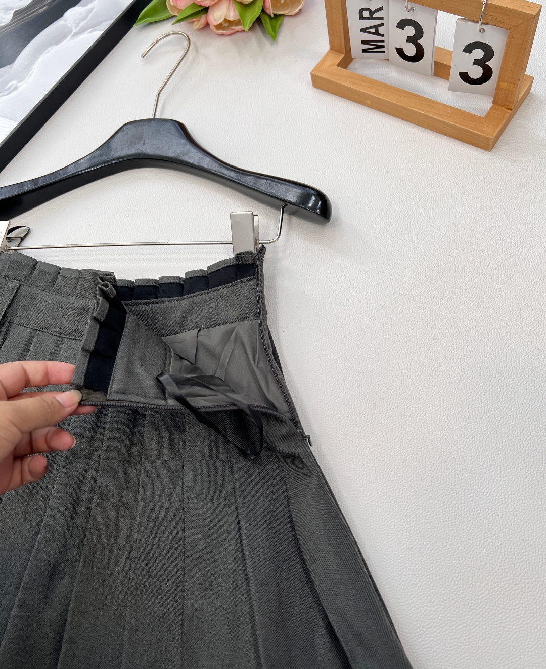 🆕DIOR小蜜蜂刺绣马甲与百褶裙两件套装！小蜜蜂刺绣马甲与百褶裙两件套装，一套出～这款马甲选用优质面料，