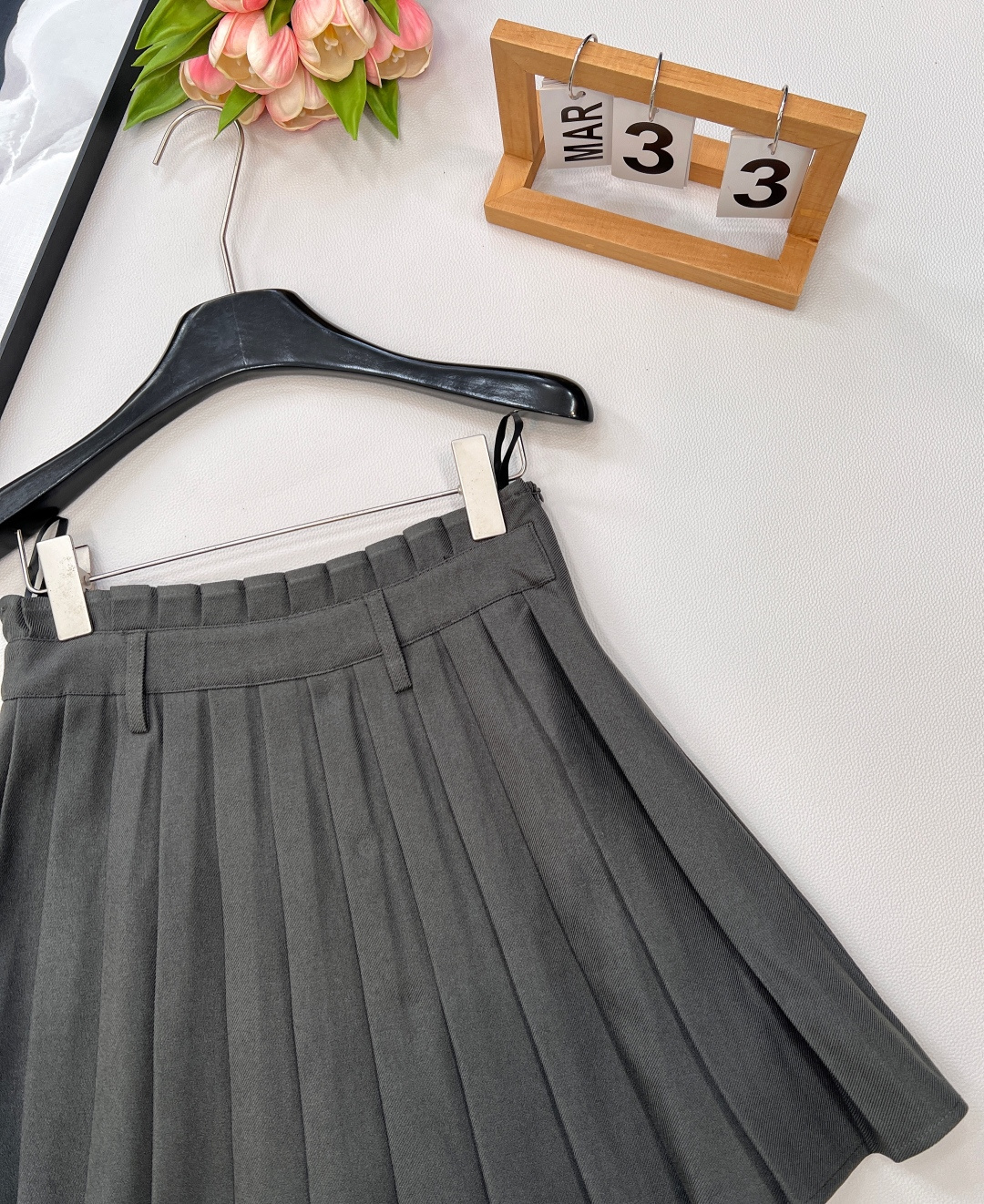 🆕DIOR小蜜蜂刺绣马甲与百褶裙两件套装！小蜜蜂刺绣马甲与百褶裙两件套装，一套出～这款马甲选用优质面料，