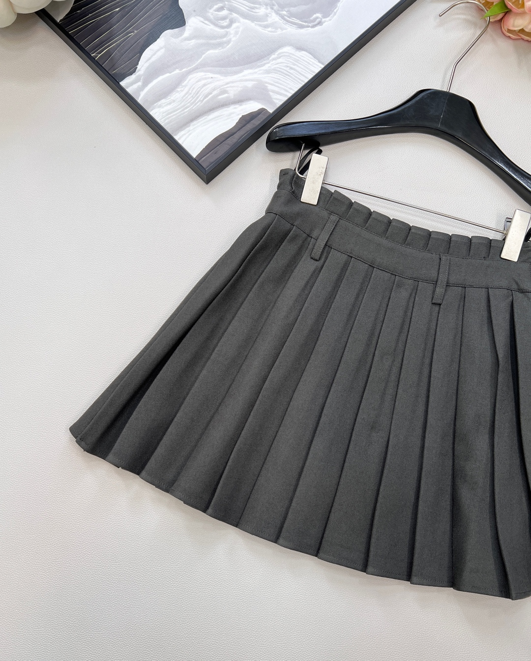 🆕DIOR小蜜蜂刺绣马甲与百褶裙两件套装！小蜜蜂刺绣马甲与百褶裙两件套装，一套出～这款马甲选用优质面料，