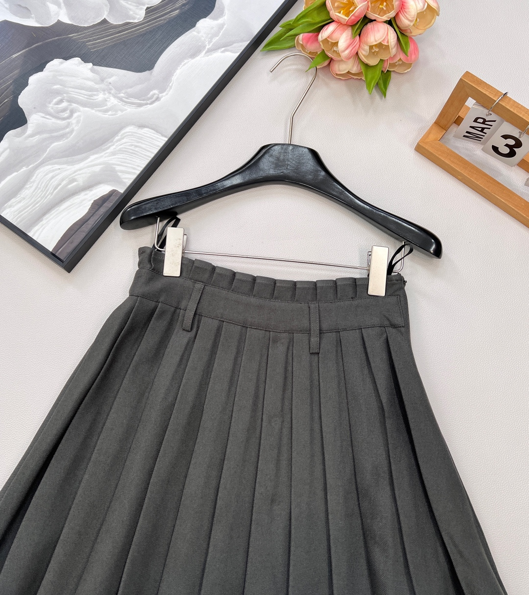 🆕DIOR小蜜蜂刺绣马甲与百褶裙两件套装！小蜜蜂刺绣马甲与百褶裙两件套装，一套出～这款马甲选用优质面料，