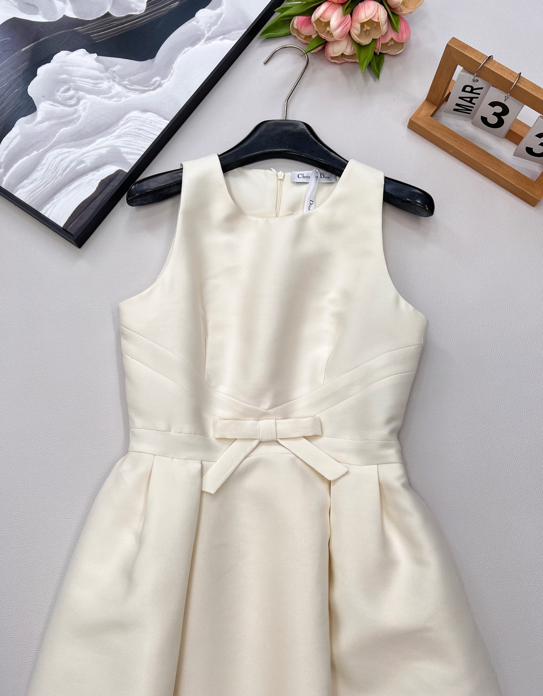 🆕 DIOR蝴蝶结装饰无袖连衣裙 ，蝴蝶结🎀装饰少女感十足 ，荷叶A字裙摆上身修饰身形裙摆也非常灵动 白
