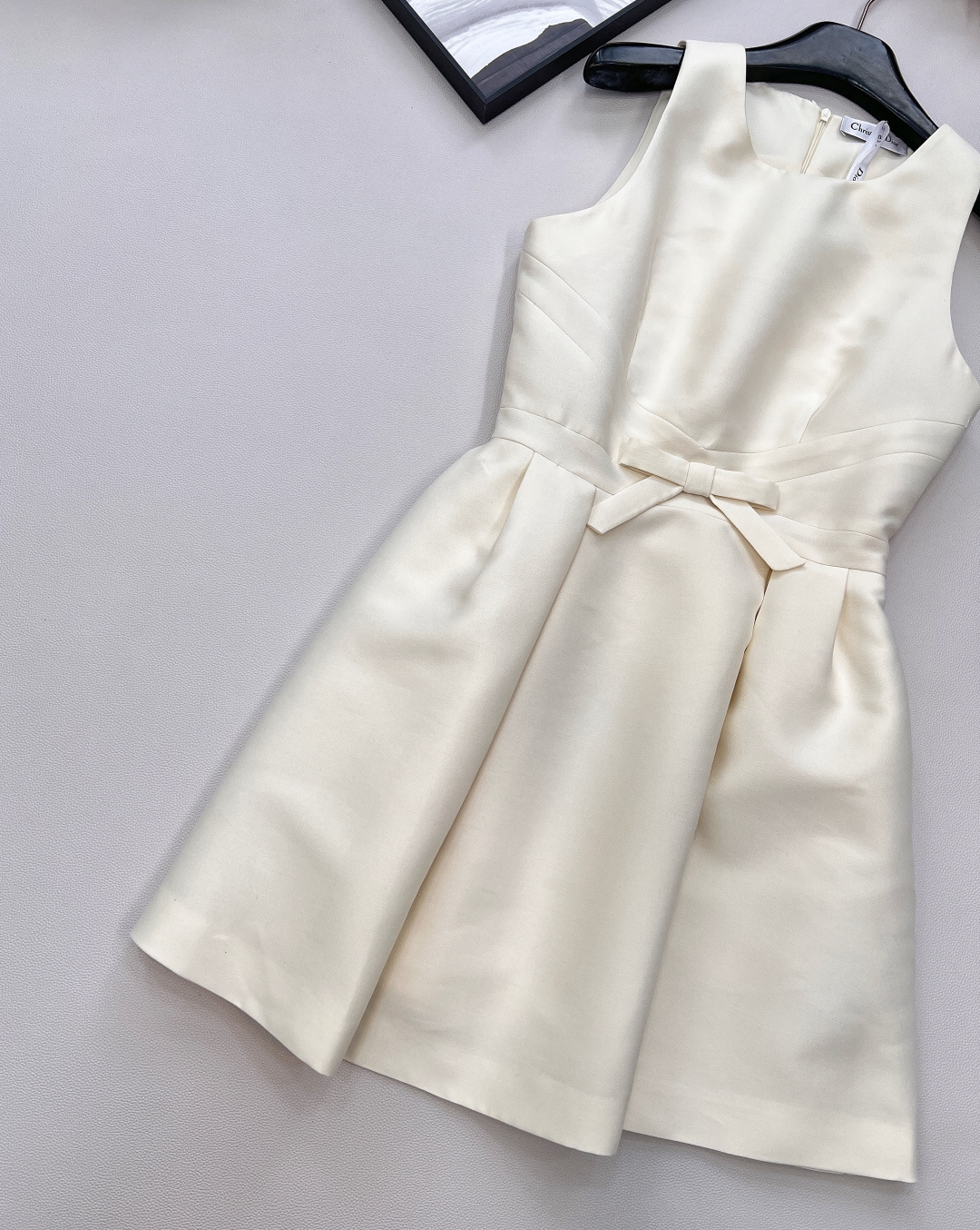 🆕 DIOR蝴蝶结装饰无袖连衣裙 ，蝴蝶结🎀装饰少女感十足 ，荷叶A字裙摆上身修饰身形裙摆也非常灵动 白