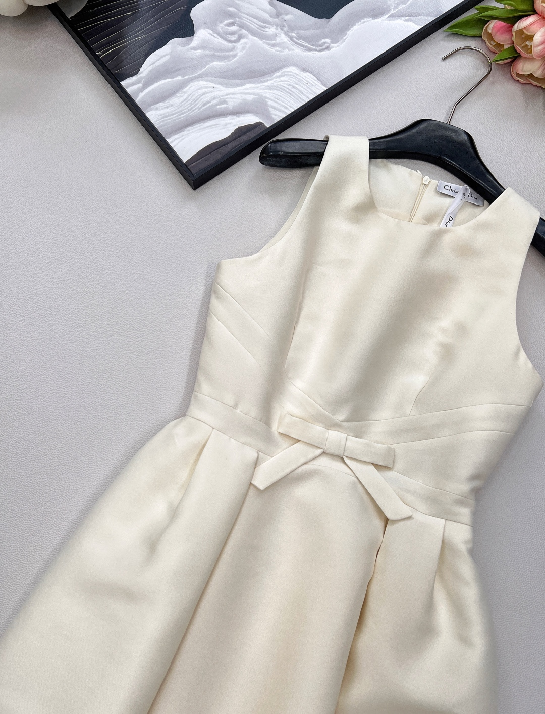 🆕 DIOR蝴蝶结装饰无袖连衣裙 ，蝴蝶结🎀装饰少女感十足 ，荷叶A字裙摆上身修饰身形裙摆也非常灵动 白