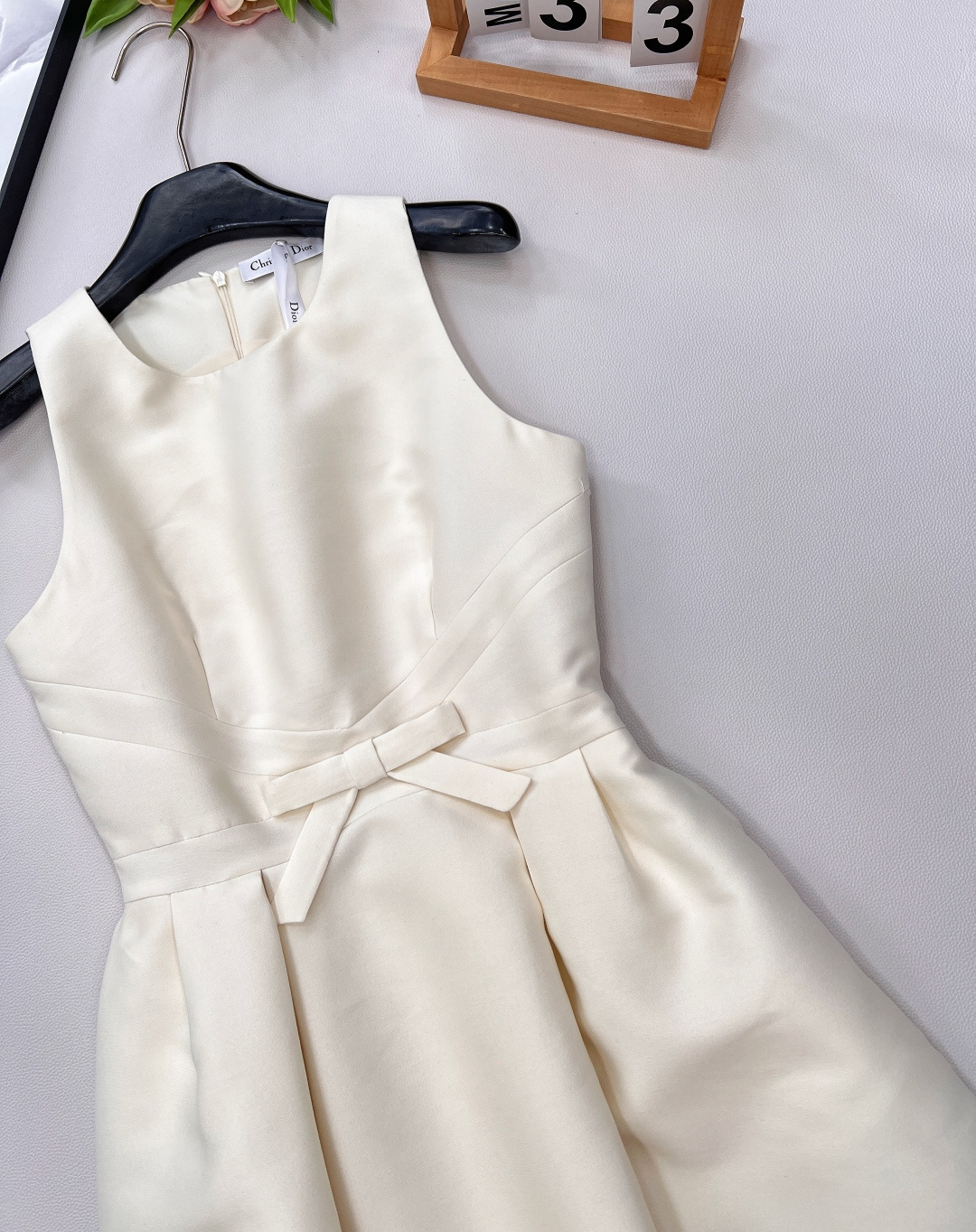 🆕 DIOR蝴蝶结装饰无袖连衣裙 ，蝴蝶结🎀装饰少女感十足 ，荷叶A字裙摆上身修饰身形裙摆也非常灵动 白