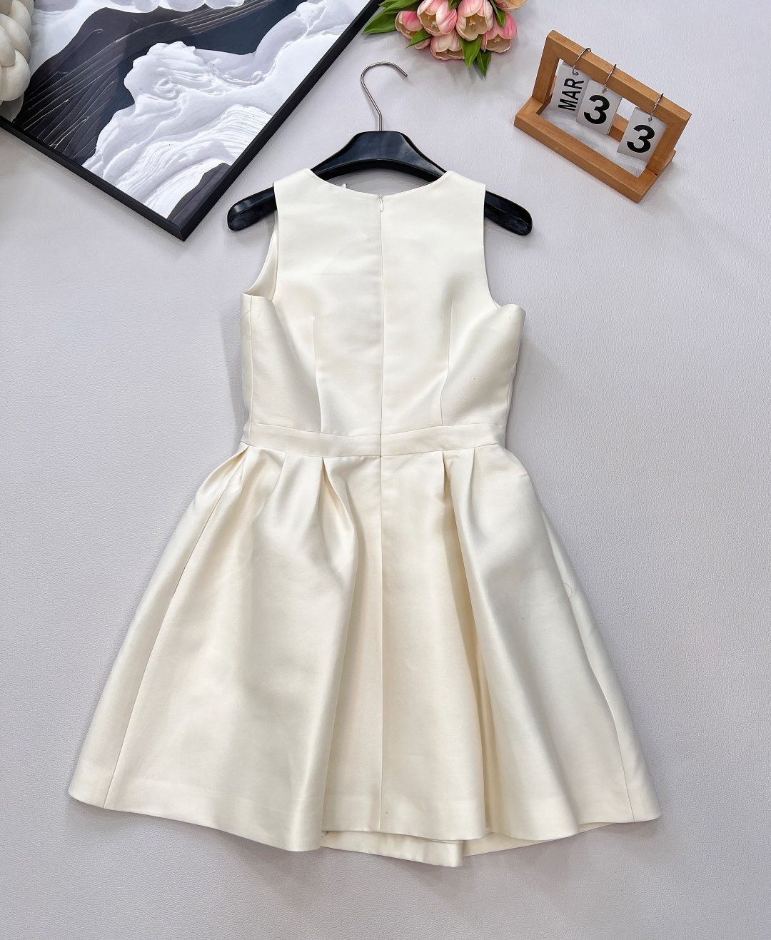 🆕 DIOR蝴蝶结装饰无袖连衣裙 ，蝴蝶结🎀装饰少女感十足 ，荷叶A字裙摆上身修饰身形裙摆也非常灵动 白