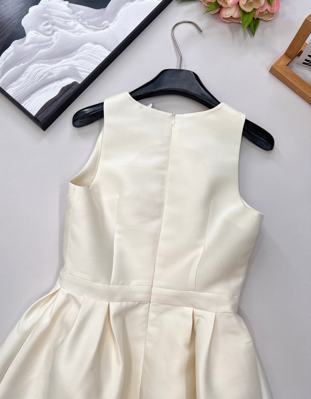 🆕 DIOR蝴蝶结装饰无袖连衣裙 ，蝴蝶结🎀装饰少女感十足 ，荷叶A字裙摆上身修饰身形裙摆也非常灵动 白