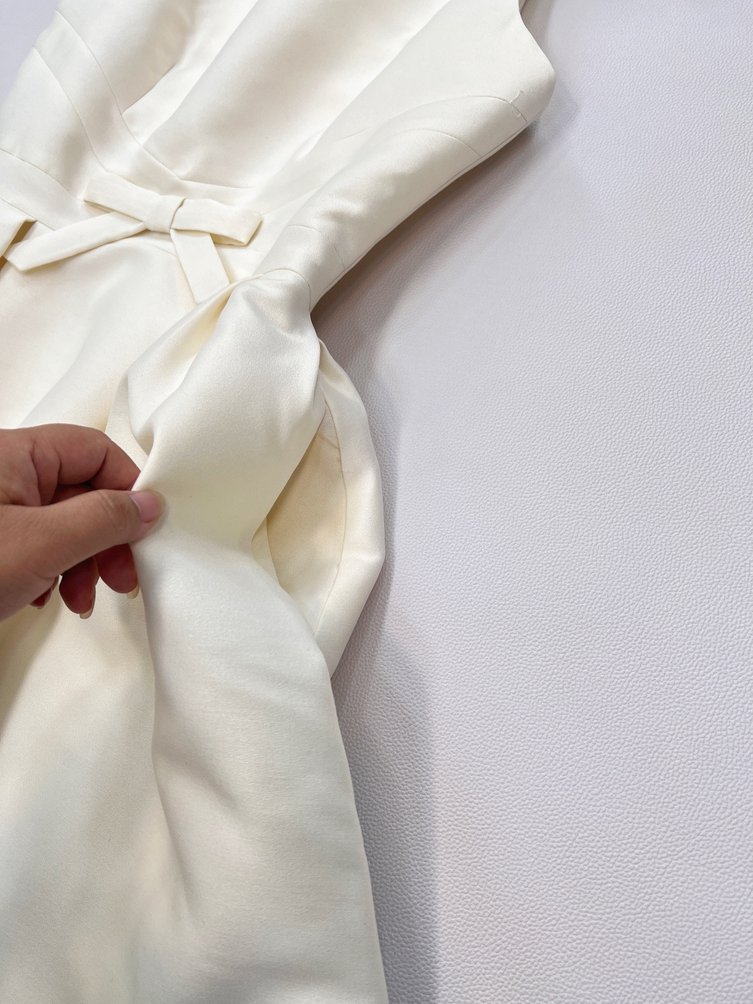 🆕 DIOR蝴蝶结装饰无袖连衣裙 ，蝴蝶结🎀装饰少女感十足 ，荷叶A字裙摆上身修饰身形裙摆也非常灵动 白