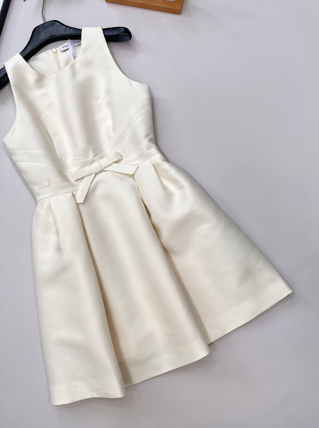 🆕 DIOR蝴蝶结装饰无袖连衣裙 ，蝴蝶结🎀装饰少女感十足 ，荷叶A字裙摆上身修饰身形裙摆也非常灵动 白