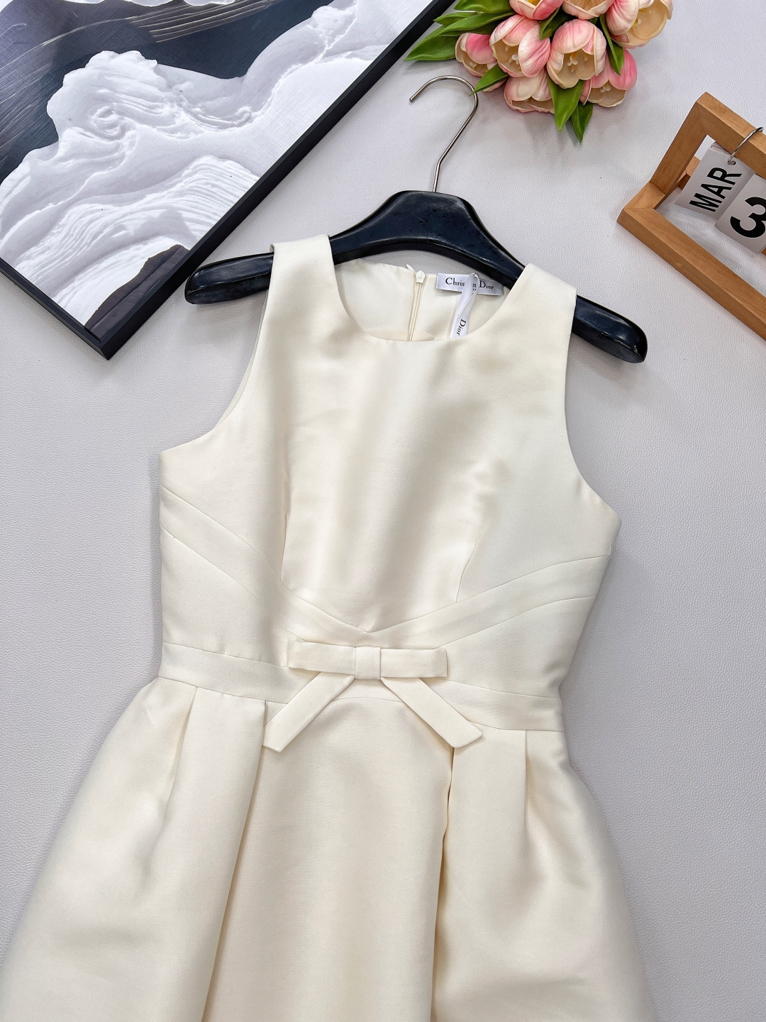 🆕 DIOR蝴蝶结装饰无袖连衣裙 ，蝴蝶结🎀装饰少女感十足 ，荷叶A字裙摆上身修饰身形裙摆也非常灵动 白
