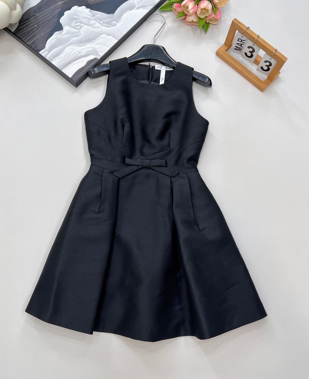 NO:434134,DIOR bow-decorated sleeveless dress, bow-decorated with a girlish feel, the lotus leaf A-line skirt is also very lively, the upper body of the lotus leaf is a must-have for body shape, a beautiful and lively temperament, a famous and famous dress, a beautiful dress that looks good when you go out to the street, elegance is never out of time, temperament is a charm that never fades!  The upper body is full of artistic sense, elegant temperament~ The overall style continues the usual elegant style, lady and temperament, daily commuting, size sml code,,dior, skirts,alexander wang19860909DIOR蝴蝶结装饰无袖连衣裙 ,蝴蝶结装饰少女感十足 ,荷叶A字裙摆上身修饰身形裙摆也非常灵动 白富美必备 灵动气质名媛风十足 日常穿出街随意拍照都好看的那种裙子 优雅永不过时 气质是永不褪色的魅力！上身文艺感十足 气质高雅范～ 整体延续一贯的优雅风格 淑女又气质 日常通勤 尺码sml 编码,,dior,skirts,alexander wang,Women's clothing