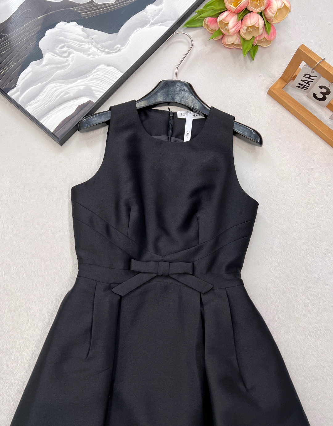 🆕 DIOR蝴蝶结装饰无袖连衣裙 ，蝴蝶结🎀装饰少女感十足 ，荷叶A字裙摆上身修饰身形裙摆也非常灵动 白