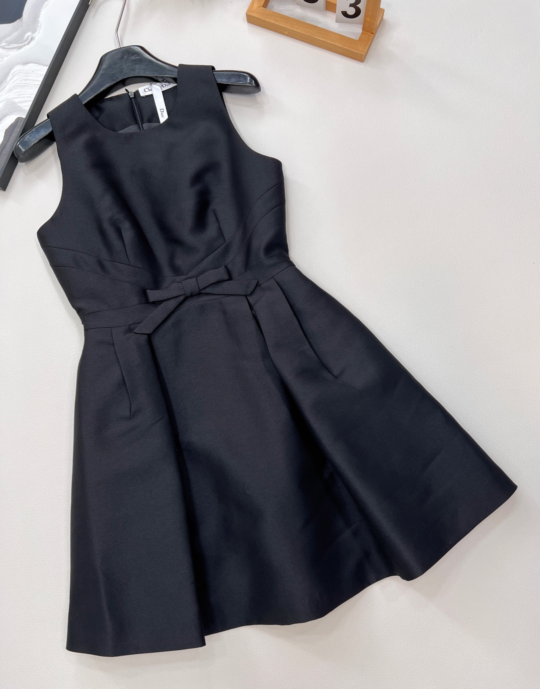 🆕 DIOR蝴蝶结装饰无袖连衣裙 ，蝴蝶结🎀装饰少女感十足 ，荷叶A字裙摆上身修饰身形裙摆也非常灵动 白