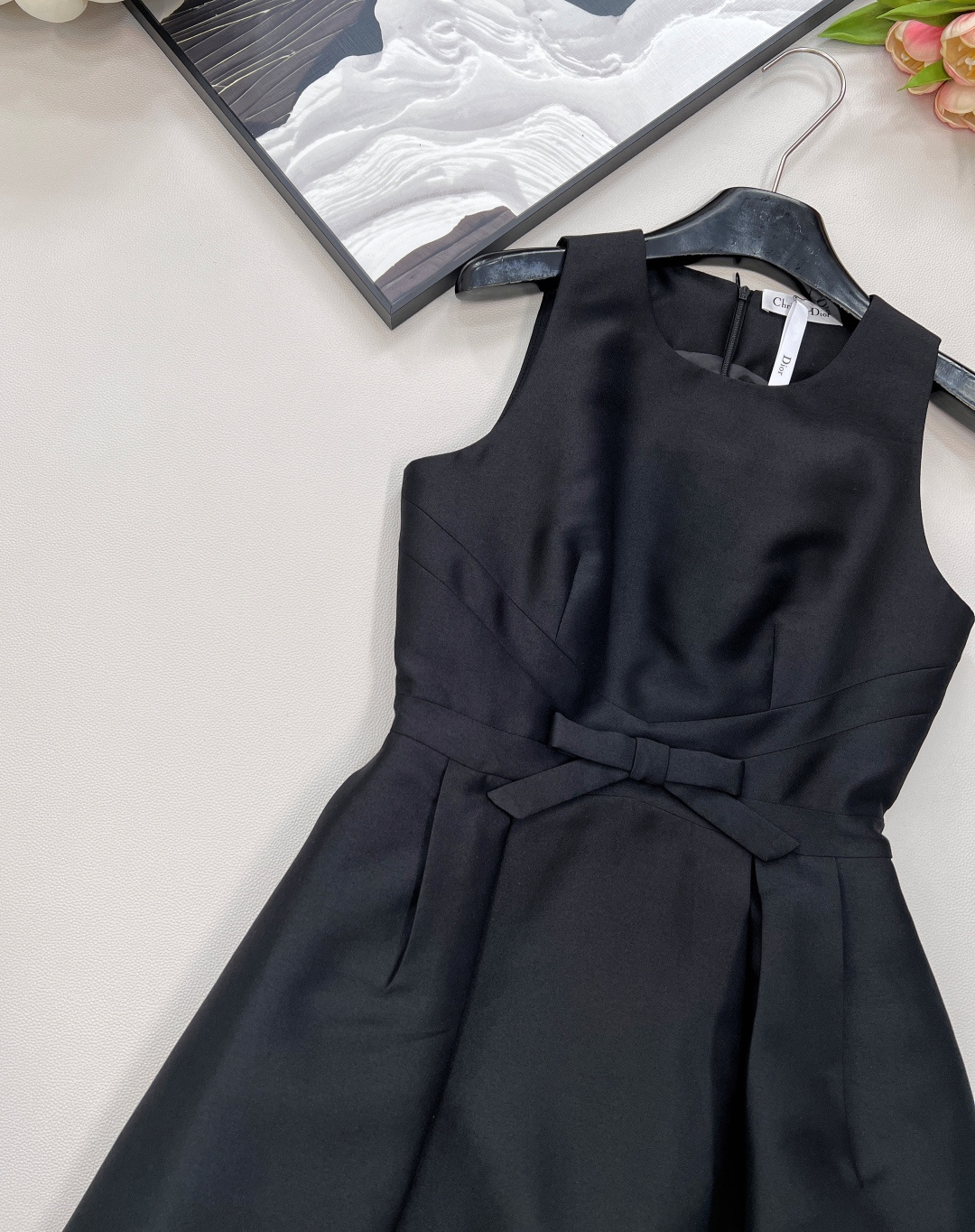 🆕 DIOR蝴蝶结装饰无袖连衣裙 ，蝴蝶结🎀装饰少女感十足 ，荷叶A字裙摆上身修饰身形裙摆也非常灵动 白