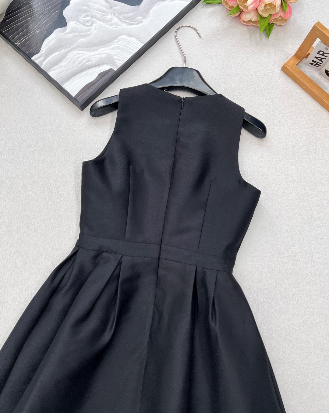 🆕 DIOR蝴蝶结装饰无袖连衣裙 ，蝴蝶结🎀装饰少女感十足 ，荷叶A字裙摆上身修饰身形裙摆也非常灵动 白