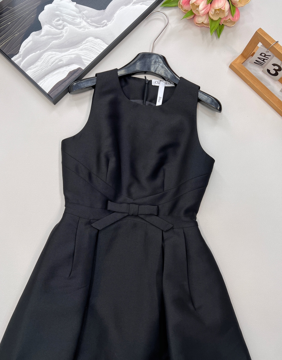 🆕 DIOR蝴蝶结装饰无袖连衣裙 ，蝴蝶结🎀装饰少女感十足 ，荷叶A字裙摆上身修饰身形裙摆也非常灵动 白