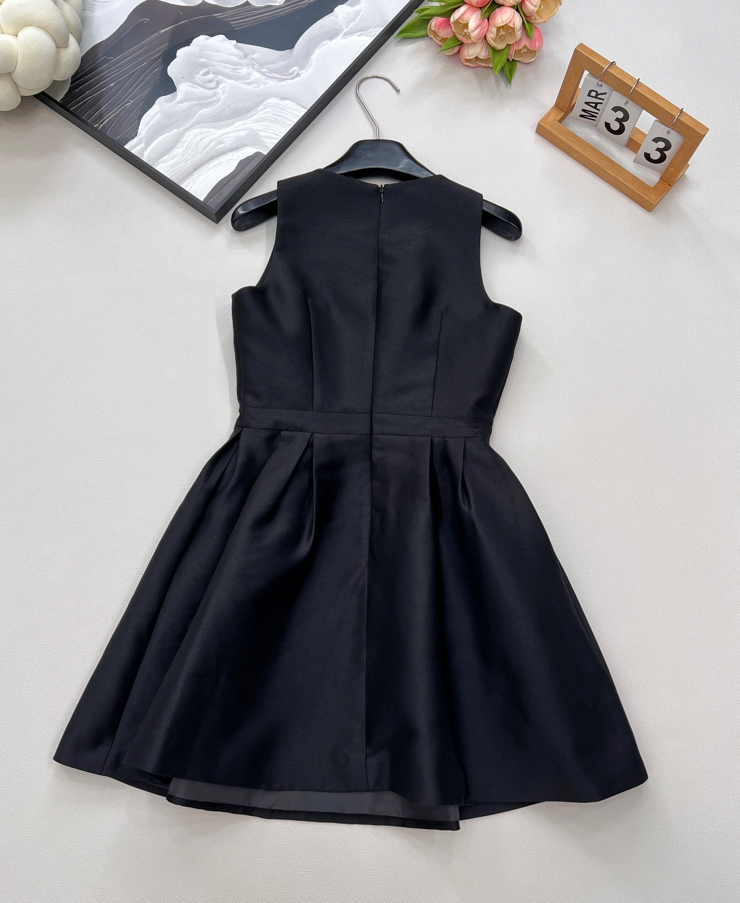 🆕 DIOR蝴蝶结装饰无袖连衣裙 ，蝴蝶结🎀装饰少女感十足 ，荷叶A字裙摆上身修饰身形裙摆也非常灵动 白