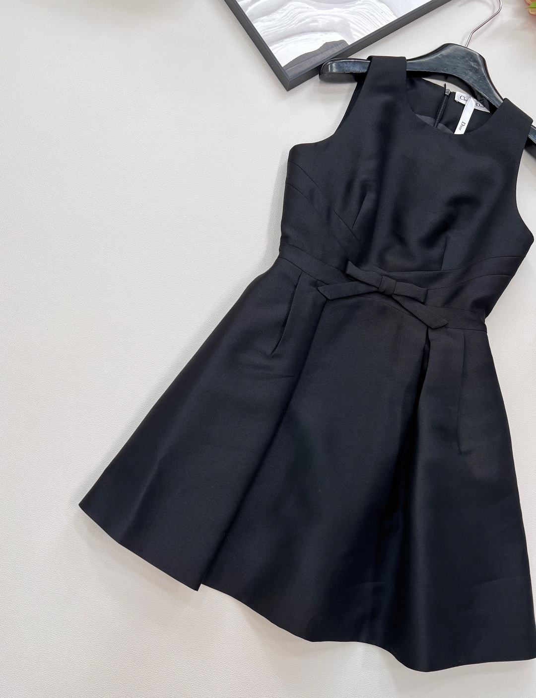 🆕 DIOR蝴蝶结装饰无袖连衣裙 ，蝴蝶结🎀装饰少女感十足 ，荷叶A字裙摆上身修饰身形裙摆也非常灵动 白