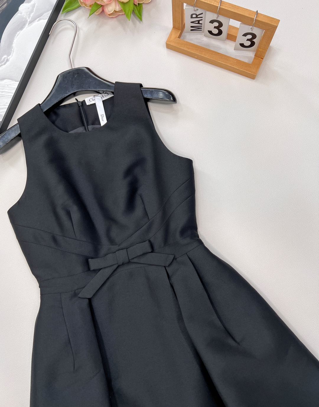 🆕 DIOR蝴蝶结装饰无袖连衣裙 ，蝴蝶结🎀装饰少女感十足 ，荷叶A字裙摆上身修饰身形裙摆也非常灵动 白