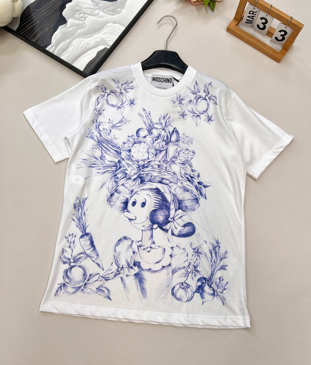 NO:434548,Moschino's new Oliver series printed short-sleeved T-shirt, with classic Oliver cartoon image as the core design element, vividly presented on the body with graffiti brushstrokes, with its own brand's iconic fun gene. Customized BY fabric, skin-friendly and breathable on the upper body, moderate elasticity. The round neck design is easy to put on and off, the ribbed closure neckline is exquisite and durable, the printed color is bright and the craftsmanship is integrated, and the fashion humor and practical wear is integrated. It is a dazzling item for creating street fashion and age-reducing outfits. It is very exciting with short skirts, wide-leg pants, etc., and it is easy to unlock Moschino's unique fashion style, three-standard large-scale products. Size sml, edited, skirts, T-shirt, tees, t-shirt, alexander wang19860909Moschino新款奥利佛系列印花短袖T恤,以经典奥利佛卡通形象为核心设计元素,用涂鸦笔触将其生动呈现于衣身,自带品牌标志性的玩趣基因.定制的 BY面料,上身亲肤透气又有适度弹力.圆领设计方便穿脱,罗纹收口领口精致耐穿,印花色彩鲜亮、工艺精细,把时尚幽默与实穿性融合,是打造街头潮流、减龄穿搭的亮眼单品,搭配短裙、阔腿裤等都很出彩,轻松解锁 Moschino 独特时尚风格 ,三标齐全大货出 尺码sml 编,,skirts,T-shirt,tees，t-shirt,alexander wang,Women's clothing