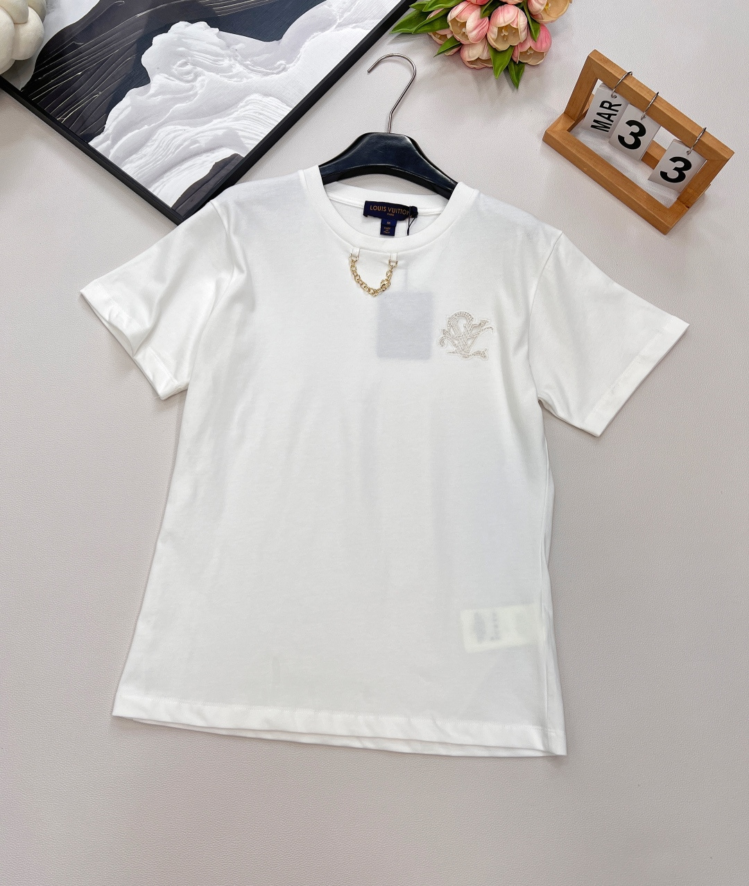 NO:434525,Louis Vuitton 2025 new embroidered letter chain short-sleeved T-shirt, customized YB fabric. Breathable and comfortable, full texture. Regular T-shirt style is made of gram-weight pure cotton, slightly elastic, giving a slimming visual effect. The neckline is made of metal letter chains as the design highlights. The embroidered letter logo decoration on the chest. The floral style is romantic and free, showing high-end style. The inner wear is brilliant and fashionable. Customized face accessories, complete three standards!  Large-scale size sml code, louis vuitton, T-shirt,tees, t-shirt,alexander wang19860909Louis Vuitton2025新款绣花字母链条短袖T恤,定制YB面料.透气舒适 质感十足 常规T恤版型 采用克重纯棉制成 略带有弹力 呈现显瘦视觉效果 领口以金属字母链条作设计亮点 胸前绣花字母徽标装饰 花体风格浪漫自由 彰显高级格调 单穿内搭都出彩时髦 定制面辅料 ,三标齐全！大货出 尺码sml 编码,,louis vuitton,T-shirt,tees，t-shirt,alexander wang,Women's clothing