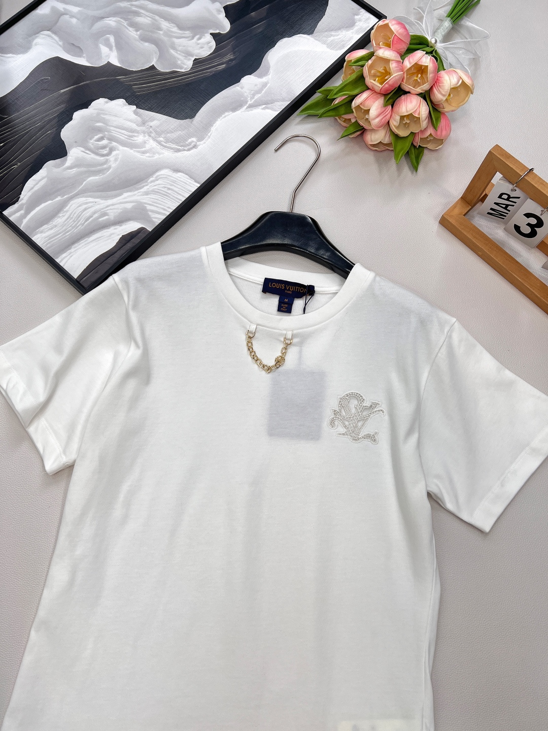 🆕Louis Vuitton新款绣花字母链条短袖T恤，定制YB面料。透气舒适 质感十足 常规T恤版型 采