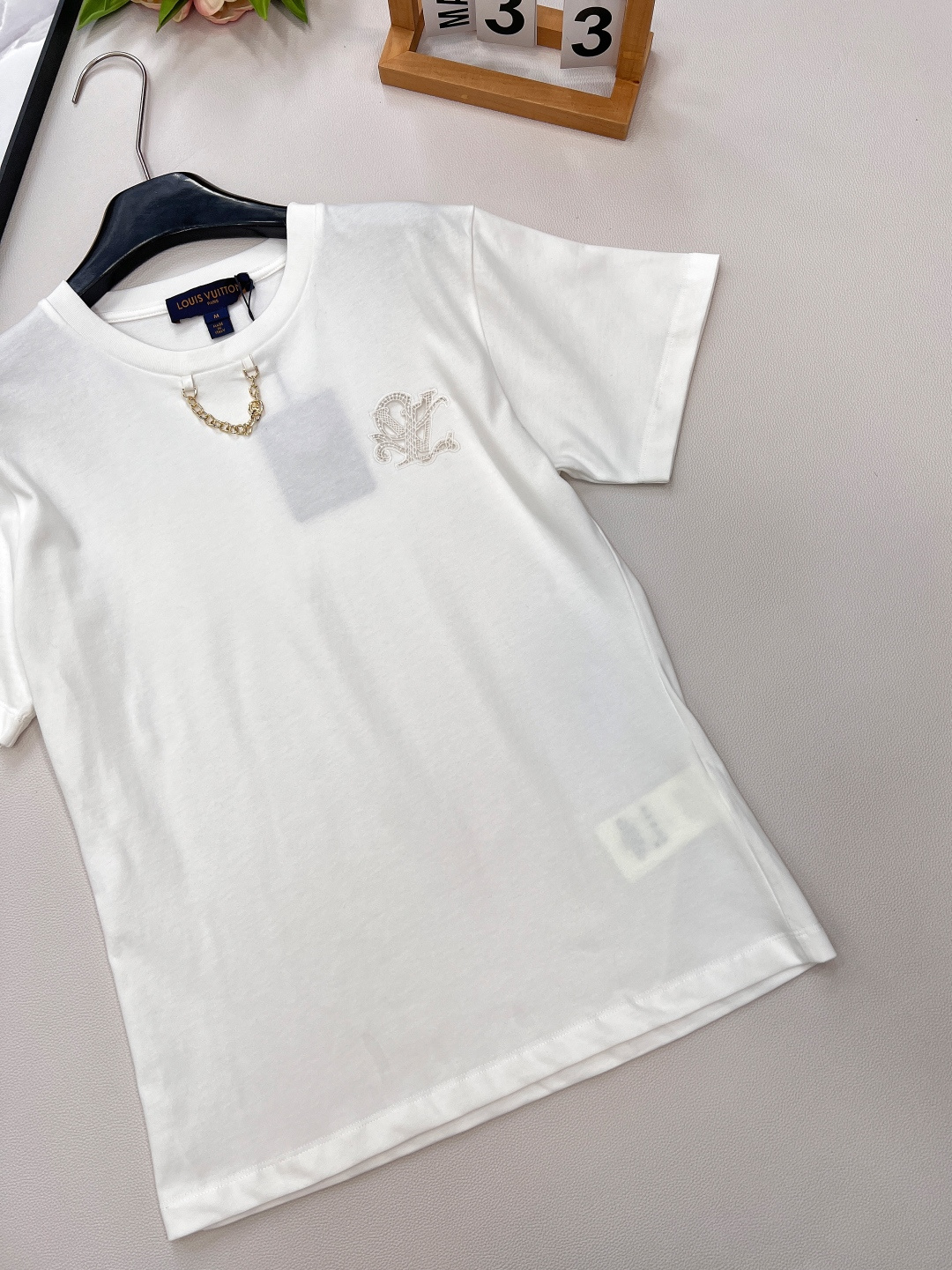 🆕Louis Vuitton新款绣花字母链条短袖T恤，定制YB面料。透气舒适 质感十足 常规T恤版型 采