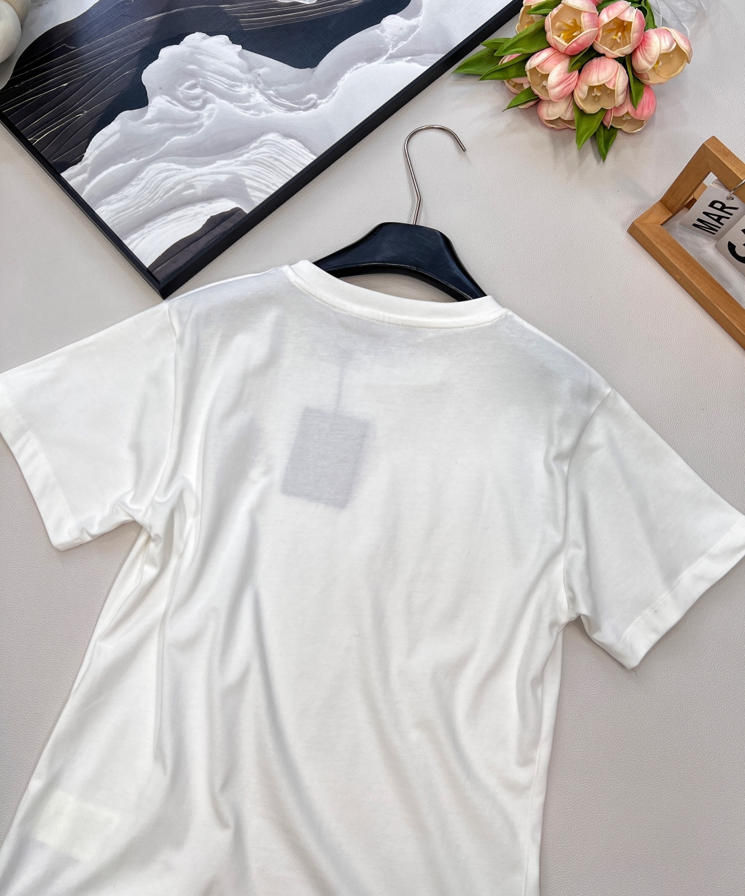 🆕Louis Vuitton新款绣花字母链条短袖T恤，定制YB面料。透气舒适 质感十足 常规T恤版型 采