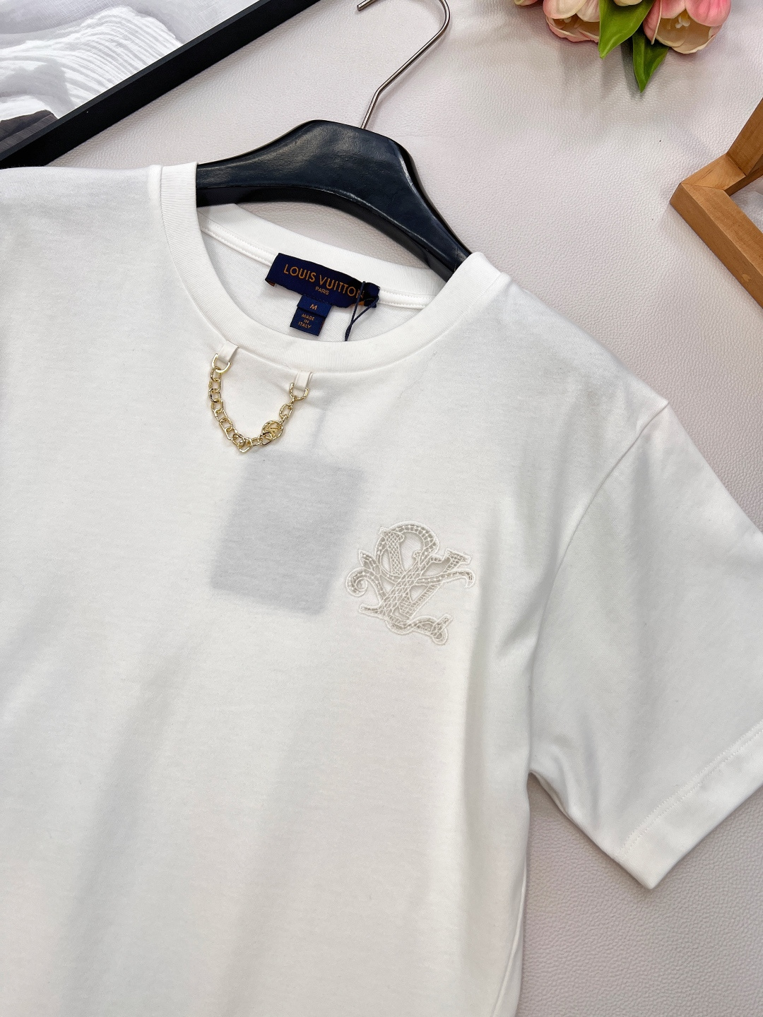 🆕Louis Vuitton新款绣花字母链条短袖T恤，定制YB面料。透气舒适 质感十足 常规T恤版型 采