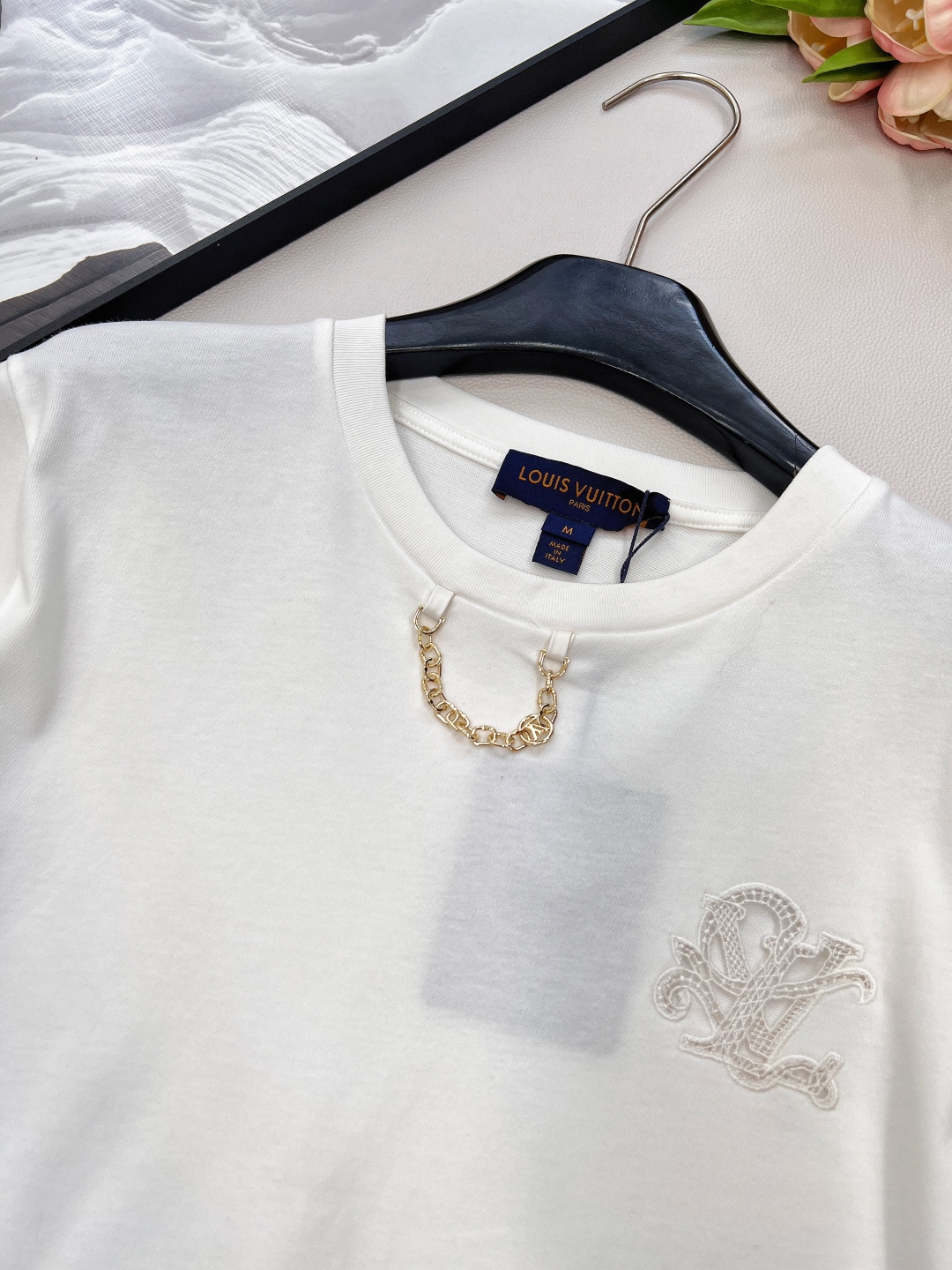 🆕Louis Vuitton新款绣花字母链条短袖T恤，定制YB面料。透气舒适 质感十足 常规T恤版型 采